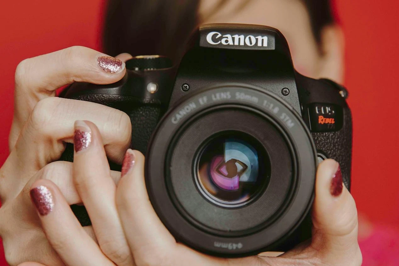 มือถือกล้อง Canon DSLR