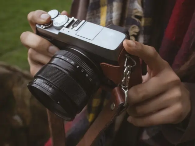 Understand the Factors that Impact the Price Before You Sell Old Cameras Online